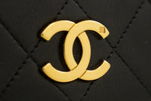 Borsa a tracolla CHANEL con catena a patta intera Pochette in pelle di agnello trapuntata nera j67