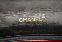 Borsa a tracolla CHANEL con catena a mezzaluna a tracolla nera trapuntata con patta L76