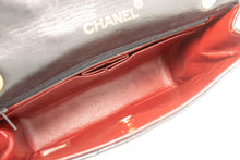 Borsa a tracolla CHANEL con catena a mezzaluna a tracolla nera trapuntata con patta L76
