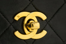 Borsa a tracolla CHANEL con catena a patta intera Pochette in pelle di agnello trapuntata nera L97