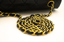 Borsa a tracolla CHANEL con catena a patta intera Pochette in pelle di agnello trapuntata nera L97