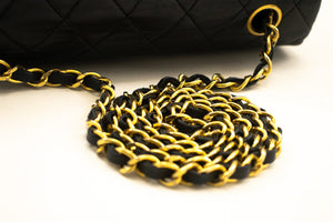 Borsa a tracolla CHANEL con catena a patta intera Pochette in pelle di agnello trapuntata nera L97