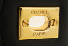 Borsa a tracolla CHANEL con catena a patta intera Pochette in pelle di agnello trapuntata nera L97