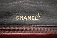 Borsa a tracolla CHANEL con catena a patta intera Pochette in pelle di agnello trapuntata nera L97