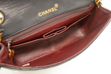 Borsa a tracolla CHANEL con catena a patta intera Pochette in pelle di agnello trapuntata nera L97