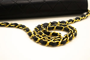 CHANEL Sac à bandoulière avec chaîne à rabat complet Pochette en cuir d'agneau matelassé noir m06